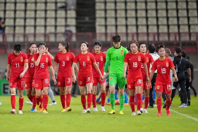 她是惠州城市职业学院副教授，厦门大学管理学硕士，会计师、经济师、心理咨询师、职业指导师、礼仪培训师、WFA国际促动师，而且担任;广东省名班主任工作室主持人，;惠州市中小学德育研究与指导中心专家成员，荣获;广东省名班主任、;惠州市首席教师、;惠州市人民教育家培养对象、;魅力教师、;明星教师等多项荣誉称号